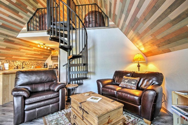 Hillside Cripple Creek Cabin with Hot Tub, Mtn Views! image 3