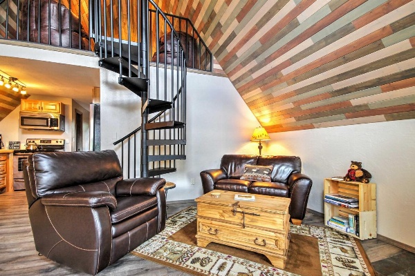 Hillside Cripple Creek Cabin with Hot Tub, Mtn Views! image 5
